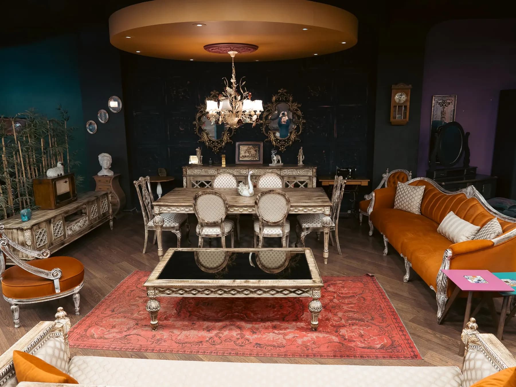 Mağazada sergilenen salon ve yemek odası takımı